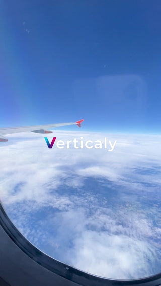 飛行機からの絶景、青空と雲