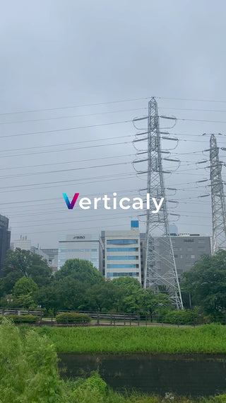 都会の景色と送電線