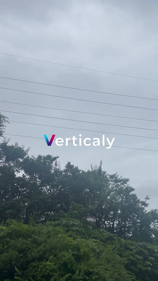 曇り空と電線、木々の風景