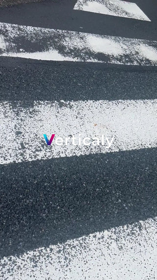 横断歩道の白線、アスファルト