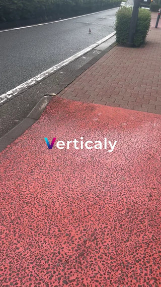 歩道の赤いペイント、都会の風景