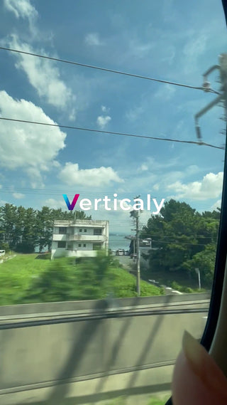 青空の下、穏やかな風景