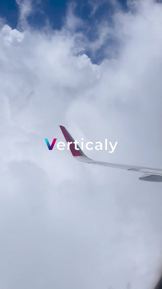 雲と飛行機の翼