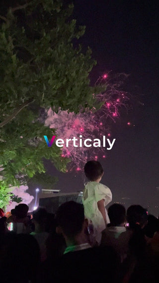 花火を観る親子