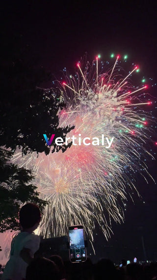 花火を観る親子、夏の夜空