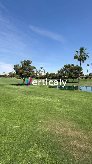 ゴルフ場の緑、青空の下