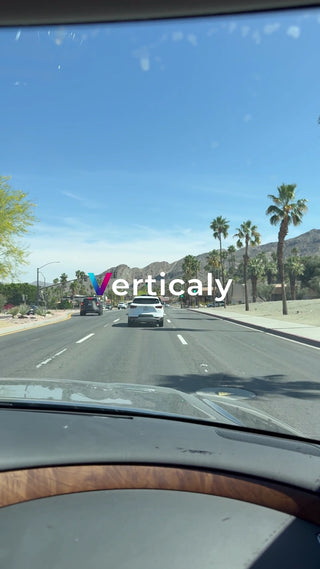 都会の道をドライブ、夏空の下