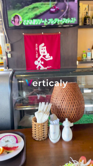 店内で食事、笑顔溢れる