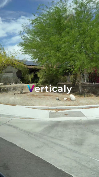 家と木、青空の下