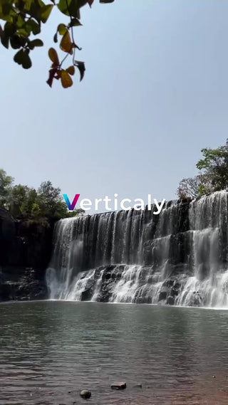 滝の流れ、大自然の風景