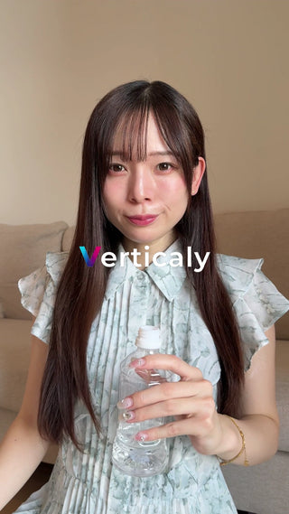 水を飲む女性、爽やかな瞬間