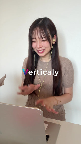 笑顔で話す女性、PC作業