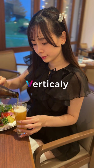 ビールを注ぐ女性、夕食時