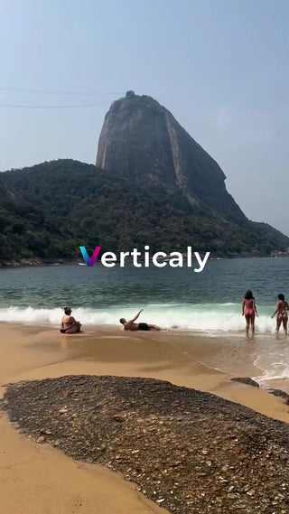 海辺でくつろぐ人々