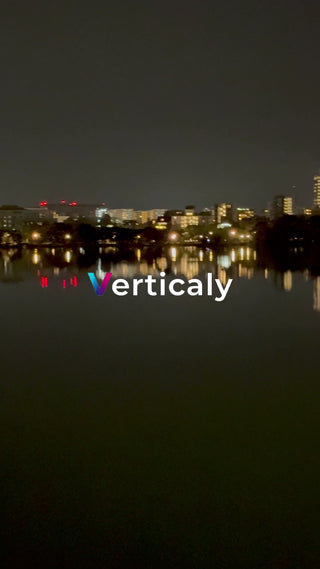 夜の湖畔、街灯りの反射