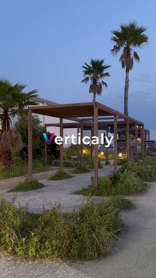 夕暮れのウッドデッキ、休息の時