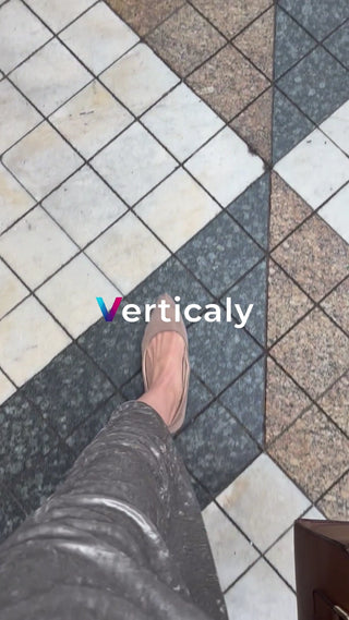 床を歩く、ベージュの靴