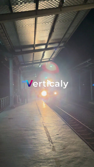 駅のホーム、電車を待つ