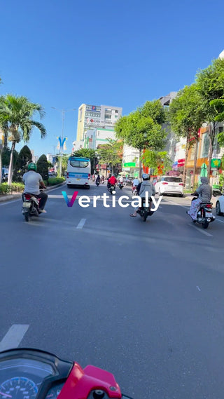 バイクが行き交う都会の街並み