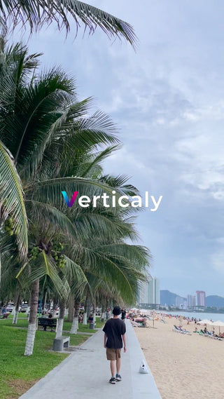 ビーチ沿いを歩く男性