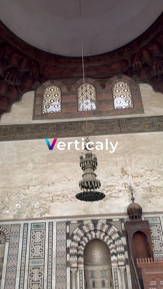 重厚な内装、シャンデリア