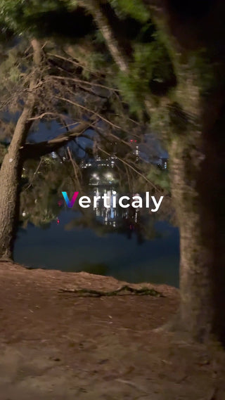 夕暮れの湖畔、静寂の時間