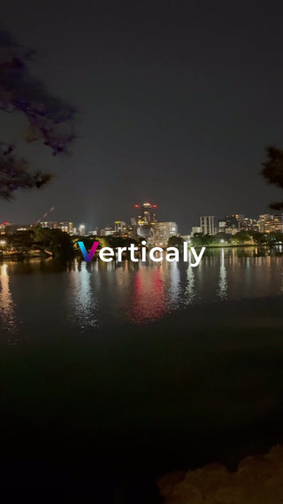 夜の湖畔、街並みを望む