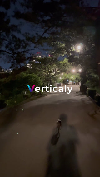 夜の公園を歩く