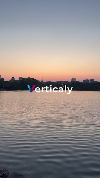 夕焼け空と湖畔、静寂の時間