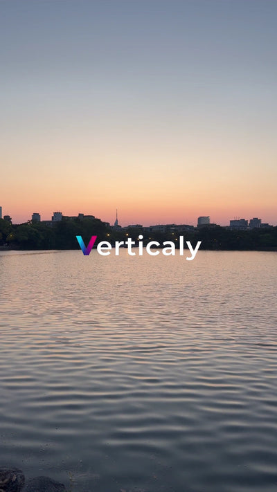 夕焼け空と湖畔、静寂の時間