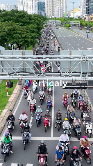 バイクが行き交う都会の風景