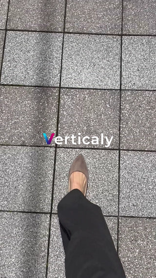 都会の石畳を歩く女性