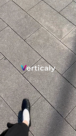 都会の石畳を歩く