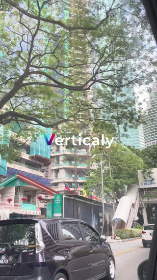 都会の風景、歩道橋と車