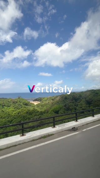 青空と緑、橋の上から