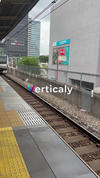 駅のホーム、電車を待つ