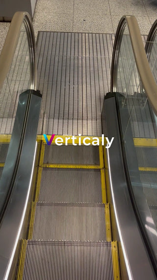 エスカレーターを下る