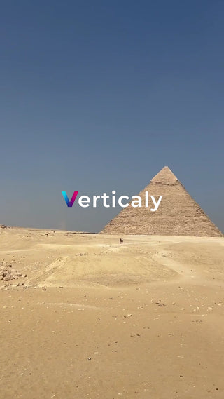 ピラミッドと砂漠の風景