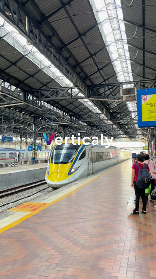 列車が走る駅の風景