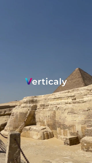 ピラミッドと砂漠の風景