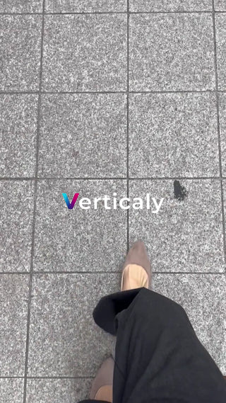 都会の石畳、足元を捉えて