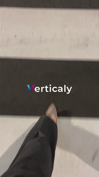 都会を歩く女性