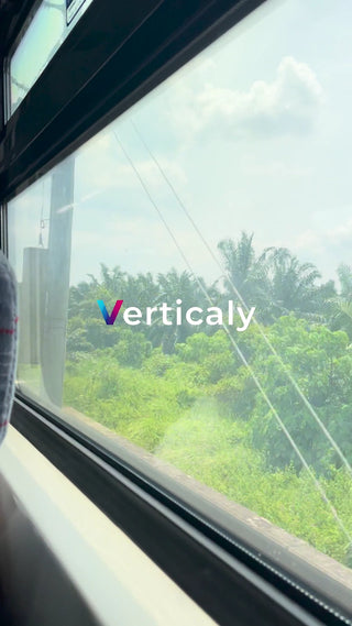 車窓からの緑豊かな風景