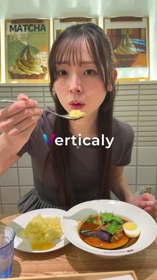 食事を楽しむ女性、カレー