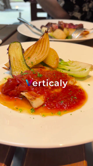 魚料理、トマトソースで