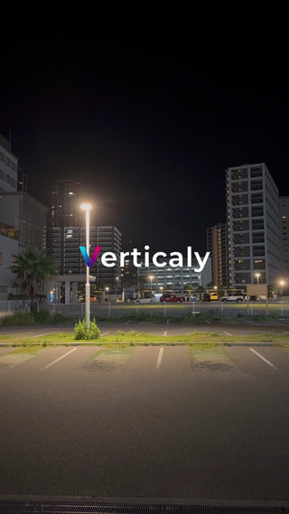 夜の駐車場、街の灯り