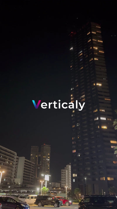 都会の夜景と車、ライトアップ