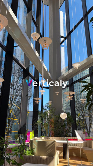 都会のカフェ、窓辺の風景