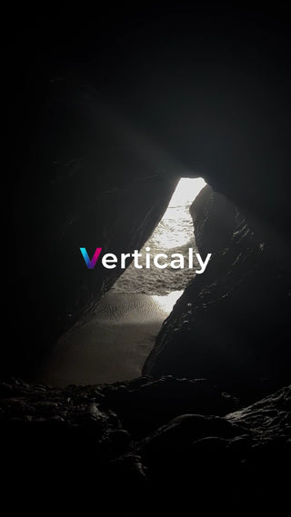 洞窟から見える海、光射す