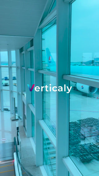 空港の窓から飛行機